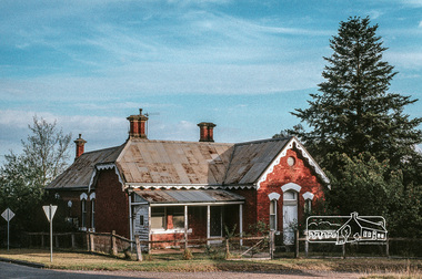 Photograph, Fred Mitchell, Old brick home, Yarra Glen, 1991, 1991