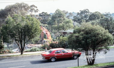 Photograph, Fred Mitchell, Demolition of the former Shire of Eltham offices at 895 Main Road, Eltham, August 1996, 1996