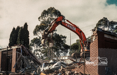 Photograph, Fred Mitchell, Demolition of the former Shire of Eltham offices at 895 Main Road, Eltham, August 1996, 1996