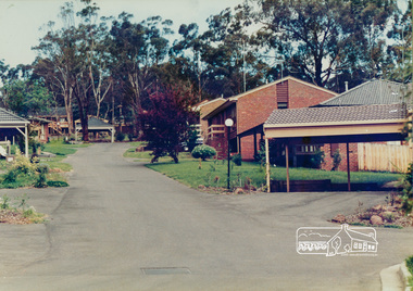 Photograph, Low density grouped housing, Main Road, Eltham, c. Oct 1987, 1987