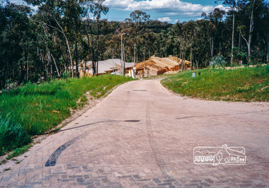 Photograph, Looking east along Sunray Court to intersection with Gum Hill Court, Eltham, 15 October 1990, 15/10/1990