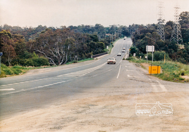 Photograph, Looking north across the Fitzsimons Lane Bridge over Yarra River between Eltham and Templestowe, c.1985, 1985c