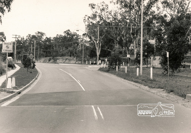 Photograph, Main Road, Lower Plenty - sign to Golf Club Hotel