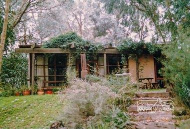 Photograph, At Gordon Ford's property, Eltham Heritage Tour, 23 May 1993, 23/05/1993