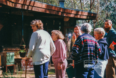 Photograph, Peter Bassett-Smith, Boomerang House, Laughing Waters Road, Eltham; Eltham Mud Brick Heritage Excursion, 4 October 1998, 04/10/1998