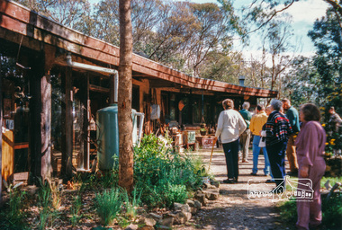 Photograph, Peter Bassett-Smith, Boomerang House, Laughing Waters Road, Eltham; Eltham Mud Brick Heritage Excursion, 4 October 1998, 04/10/1998