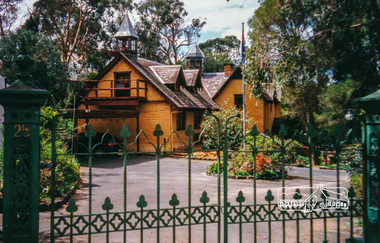 Photograph, Peter Bassett-Smith, Rocknall, 25 Diamond Street, Eltham; Eltham Mud Brick Heritage Excursion, 4 October 1998, 04/10/1998