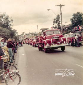 Photograph, Eltham Fire Brigade leads the Eltham Community Festival Parade along Main Road, Eltham, August 1976, 1976