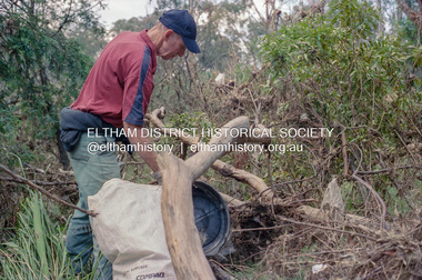 Photograph, Cleaning up debris following flooding of the Diamond Creek in Eltham, Nov-Dec 2004, 2004