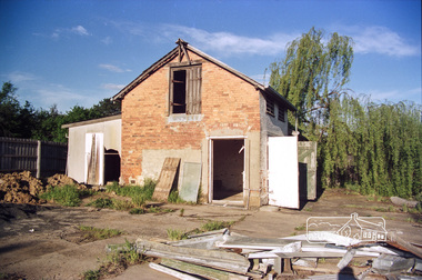 Photograph, Doug Orford, The old Police Stables at rear of former Police Residence and Police Station, 728 Main Road, Eltham, 1985