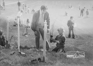 Photograph, ELTHAM ARBOR DAY 1973 - Alistair Knox with school children of the Shire of Eltham, Vic, planting native trees in the Town Park, 10 October 1973, 1973-10-10