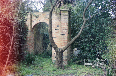 Photograph, Stone gateway and wall, Sweeney's Cottage, Sweeneys Lane, Eltham, c.1985, 1985c