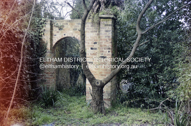 Photograph, Stone gateway and wall, Sweeney's Cottage, Sweeneys Lane, Eltham, c.1985