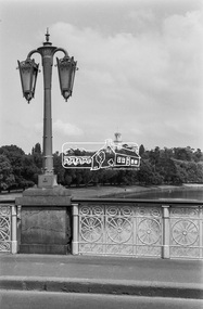 Photograph, George Coop, A day in Melbourne, Morell Bridge, South Yarra, November 1962, 1962