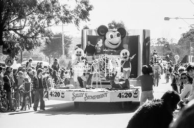 Photograph, Eltham Community Festival Grand Parade, Main Road near Arthur Street, Eltham, 6 August 1977, 1977