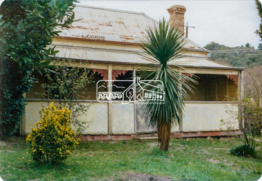 Photograph, Carrucan's house just prior to demolition, corner of Bible and Dalton streets, Eltham, July 1976, Jul 1976