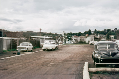 Photograph, Laneway running between Arthur Street and Luck Street (now Commercial Place), Eltham, c.6 May 1968, 1968