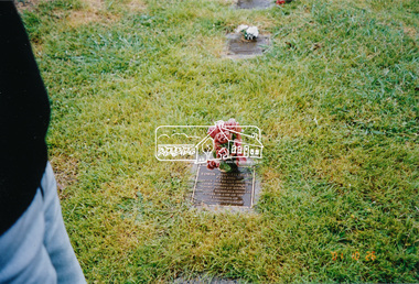 Photograph, Diana Bassett-Smith, Grave of Edward Oswald (Bill) Pelling, Kangaroo Ground Cemetery, 26 October 2001, 2001