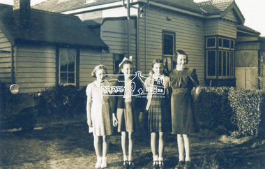Photograph, Mavis Yates, Myrna Cracknell, Lois Thompson, Gwen Cracknell