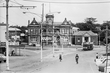 Photograph, Bendigo Tramways No. 2 en route to Quarry Hill outside Eaglehawk Town Hall, January 1972, Jan 1972