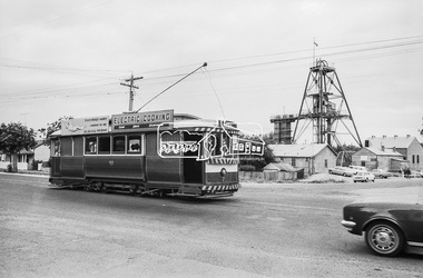 Photograph, Bendigo Tramways No. 7 en route to Golden Square passes the Central Deborah Gold Mining Co, High Street (Midland Highway) and Violet Street, Bendigo, January 1972, Jan 1972