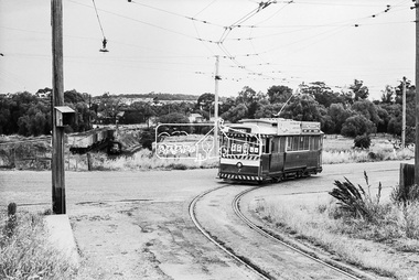 Photograph, Bendigo Tramways No. 7 about to arrive at its terminus in North Bendigo near the intersection of Thunder Street and Moray Crescent, January 1972, Jan 1972
