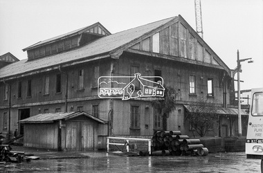 Photograph, Timber salvage during demolition of former warehouses and wool sheds at Victoria Dock, Melbourne, c.May 1974, May 1974