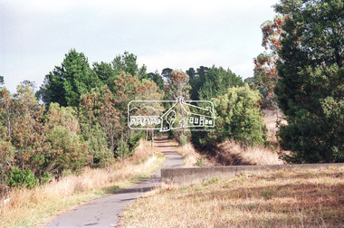 Negative - Photograph, Looking northwest along the Maroondah Aqueduct Trail towards The Esplanade near Main Road, Research, 1991