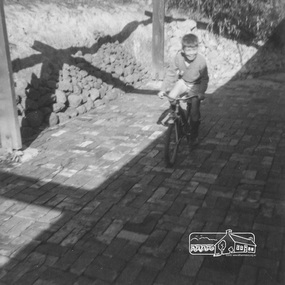 Work on paper (item) - Photograph, 2 Metery Road, Eltham South
