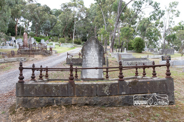 Photograph, Peter Pidgeon, Grave of Myles Archibald Lyons and children, Eltham Cemetery, Victoria, 5 April 2021
