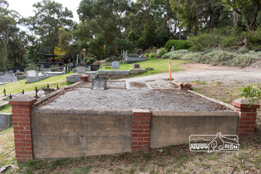 Photograph, Peter Pidgeon, Gilsenan family graves, Eltham Cemetery, Victoria, 5 April 2021