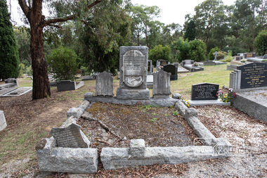 Photograph, Peter Pidgeon, Grave of (Captain) Gordon Watts-Phillips and Mary Hilda Watts-Phillips, Eltham Cemetery, Victoria, 5 April 2021