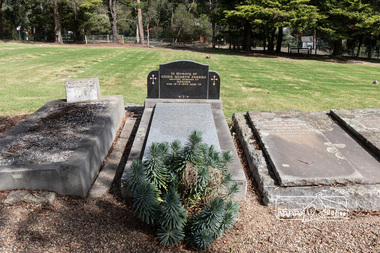 Photograph, Peter Pidgeon, Grave of Guido Quarto Fabbro, Eltham Cemetery, Victoria, 5 April 2021