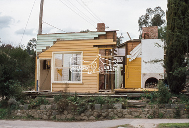 Slide, Joh Ebeli, Preserving parts of the old Baker's house, corner of York Street and Main Road, Eltham, c.Sep. 1979