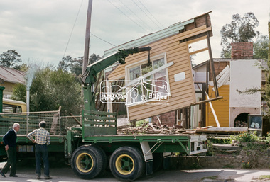 Slide, Joh Ebeli, Preserving parts of the old Baker's house, corner of York Street and Main Road, Eltham, c.Sep. 1979