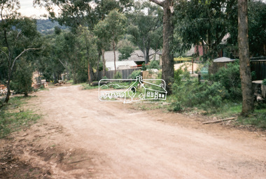 Photograph, Water Main Pipe Track (Madine Way-Bainbridge Drive), Eltham, 3 Sep 1981