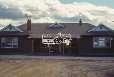 Photograph, Panton Hill Hotel, 633 Kangaroo Ground-St Andrews Rd, Panton Hill, c.May 1988