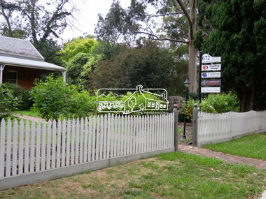 Photograph, Jim Connor, Avenue of Honour, Main Road, Eltham, 14 Jan 2017