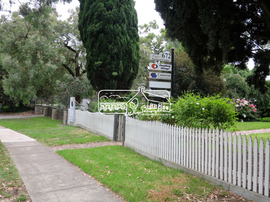 Photograph, Jim Connor, Avenue of Honour, Main Road, Eltham, 14 Jan 2017