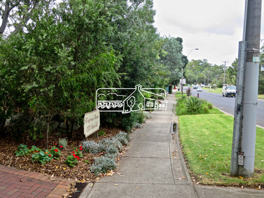 Photograph, Jim Connor, Avenue of Honour, Main Road, Eltham, 14 Jan 2017