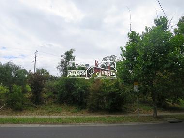 Photograph, Jim Connor, Avenue of Honour, Main Road, Eltham, 14 Jan 2017