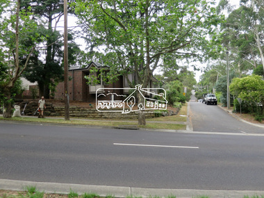 Photograph, Jim Connor, Avenue of Honour, Main Road, Eltham, 14 Jan 2017