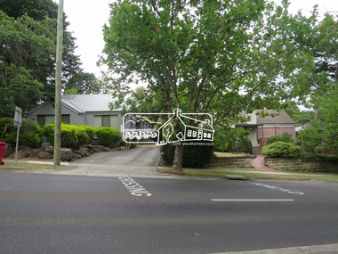 Photograph, Jim Connor, Avenue of Honour, Main Road, Eltham, 14 Jan 2017