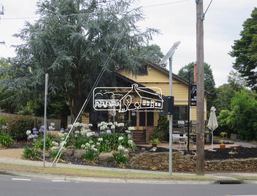 Photograph, Jim Connor, Avenue of Honour, Main Road, Eltham, 14 Jan 2017