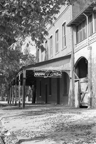 Photograph, George Coop, Steam Packet Inn, cnr Murray Esplanade and Leslie Street, Echuca, 1962