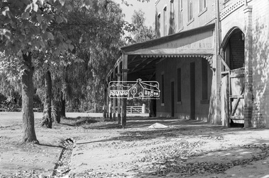 Photograph, George Coop, Steam Packet Inn, cnr Murray Esplanade and Leslie Street, Echuca, 1962