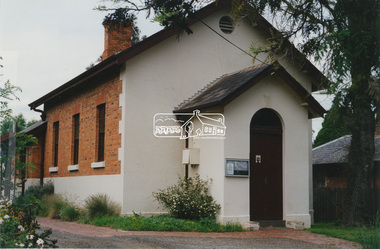 Photograph, Harry Gilham, Eltham Courthouse, 730 Main Road, Eltham, 2001