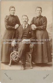 Photograph, Lomer Ltd Photographers, Elizabeth Docherty (nee Shillinglaw) with her husband John Docherty and twin sister, Ann Shillinglaw, c.1898