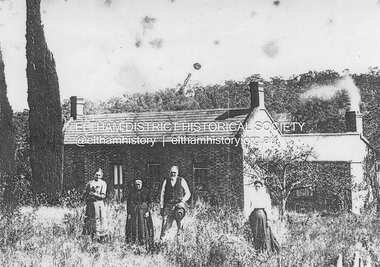 Photograph, Phillip Shillinglaw with his mother  Jean and daughters Mary and Elizabeth in front of their home, Wattle Brae, Main Road, Eltham, c.1905
