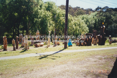 Photograph, Fay Bridge, Leigh Conkie's chainsaw sculptures, Main Road, Eltham, 21 October 2000